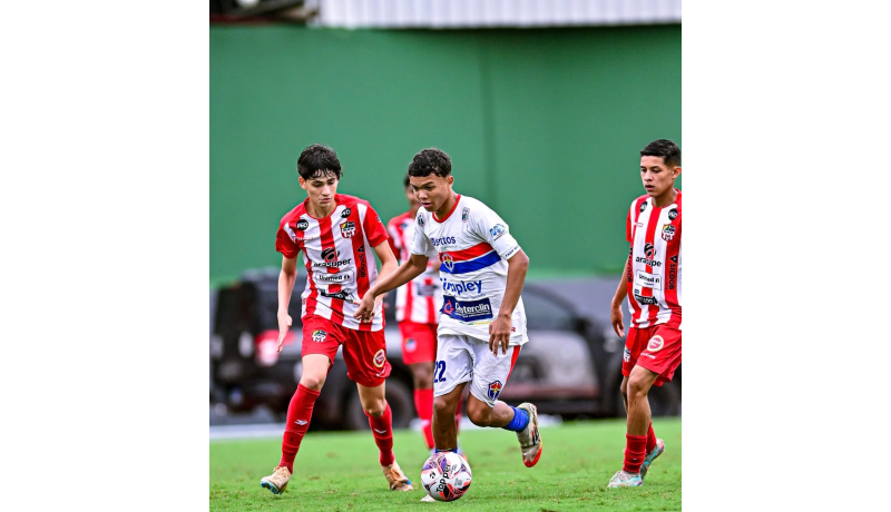 Elenco do Santa Cruz faz treino e viaja para duelo contra Paysandu